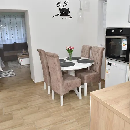 アパート Dora バーチュカ・トポラ