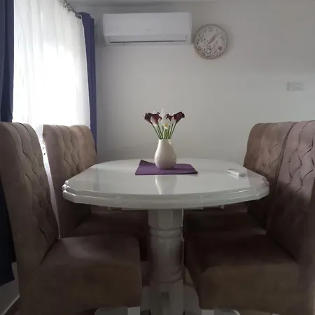 Apartment Dora *